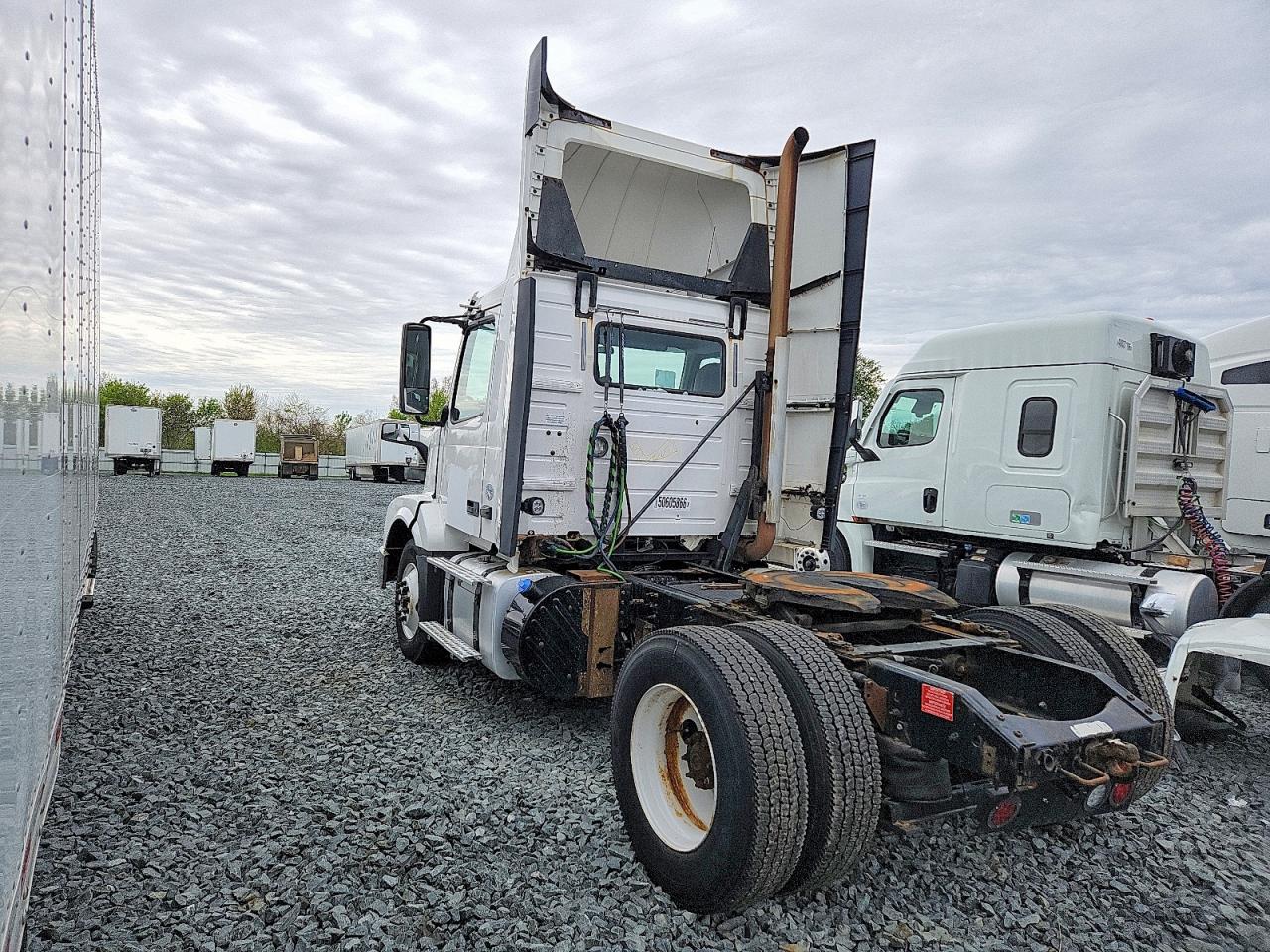 2016 VOLVO VNL