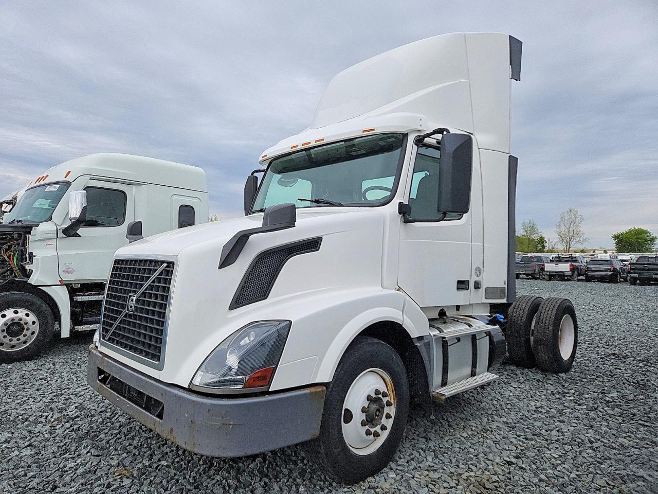 2016 VOLVO VNL