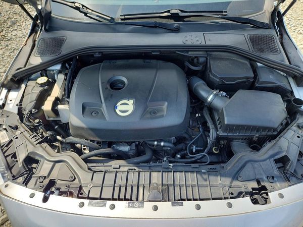 2015 VOLVO S60 Premier (non R design) — Engine bay