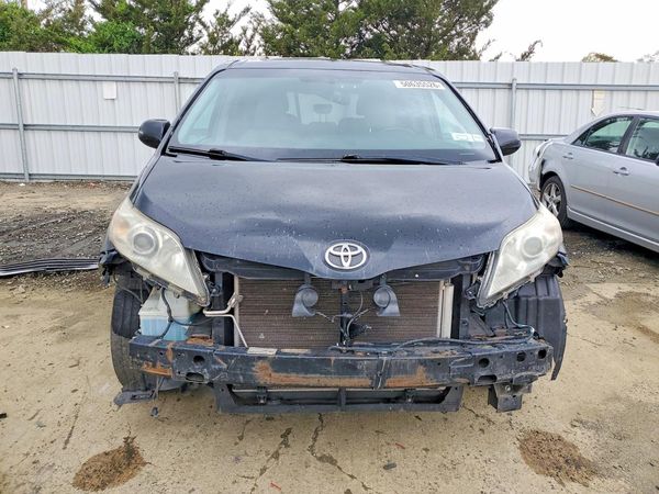 2016 TOYOTA SIENNA