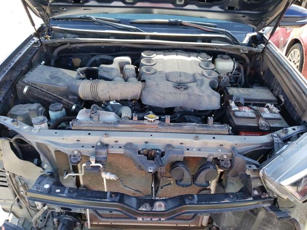 2014 TOYOTA 4RUNNER Base — Engine bay