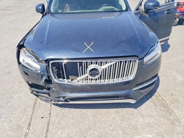 2019 VOLVO XC90 Inscription — Engine bay