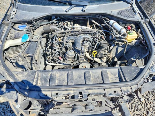 2014 AUDI Q7 Premium Plus — Engine bay
