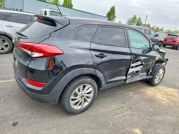 2017 HYUNDAI TUCSON SE (no options)