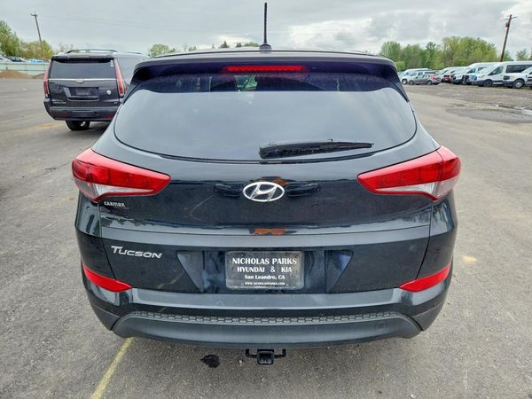 2017 HYUNDAI TUCSON SE (no options)