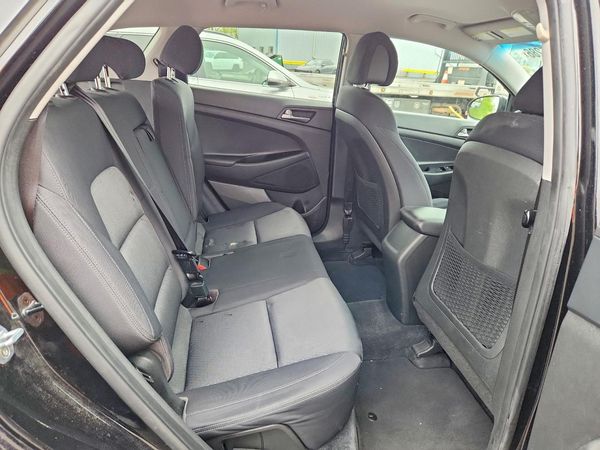 2017 HYUNDAI TUCSON SE (no options)