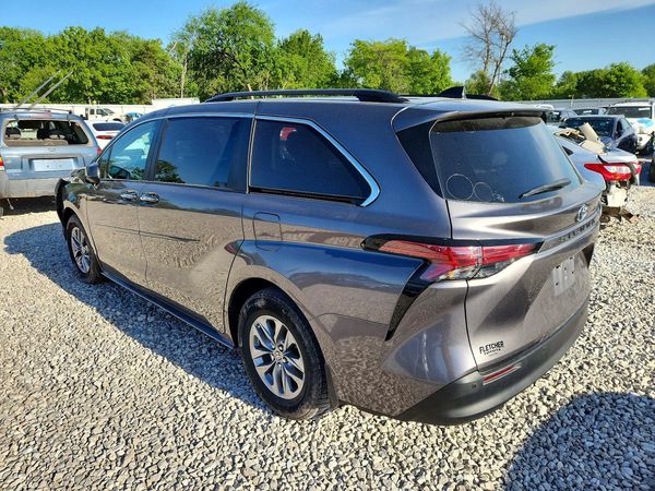 2022 TOYOTA SIENNA XLE