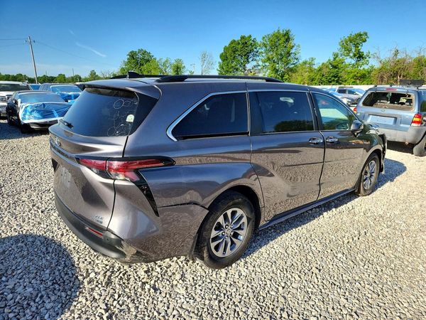 2022 TOYOTA SIENNA XLE