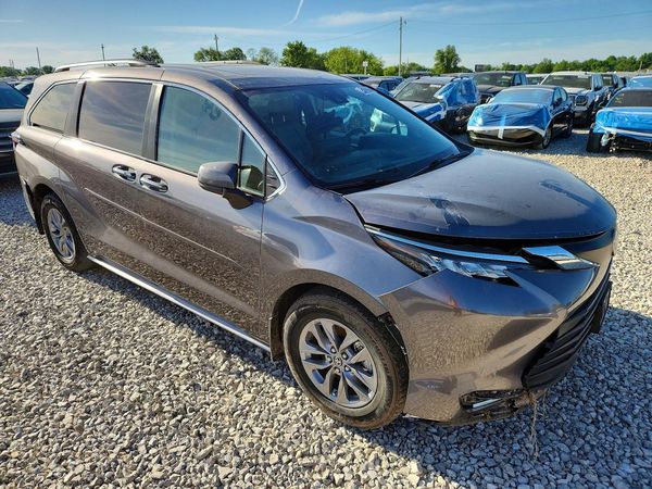 2022 TOYOTA SIENNA XLE