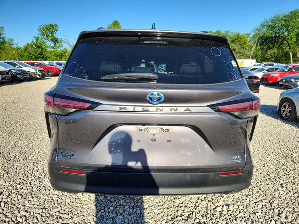 2022 TOYOTA SIENNA XLE