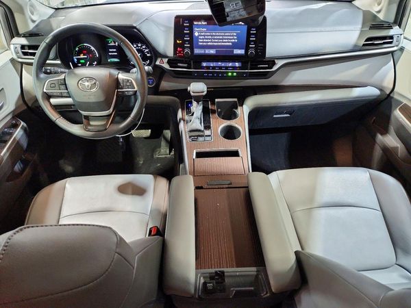 2022 TOYOTA SIENNA XLE