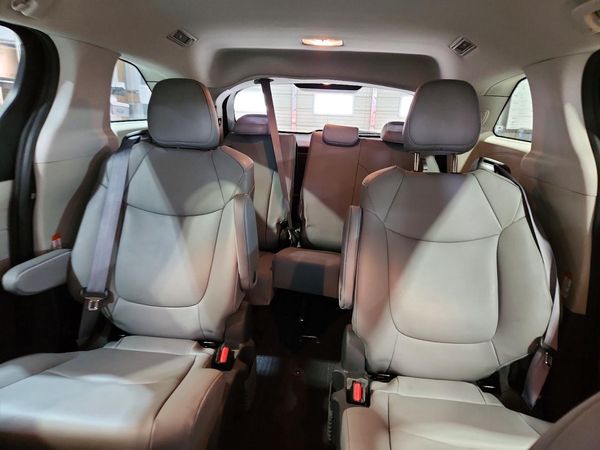2022 TOYOTA SIENNA XLE