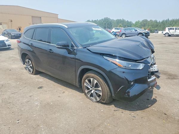 2022 TOYOTA HIGHLANDER XLE