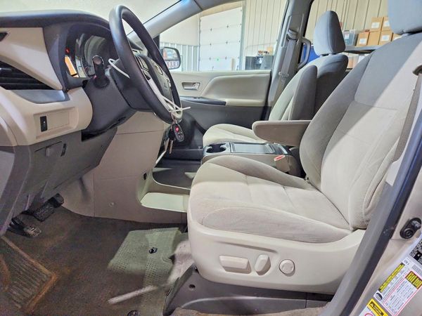 2016 TOYOTA SIENNA