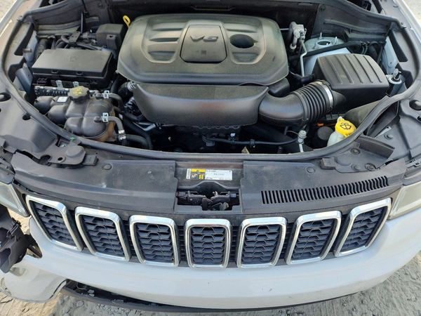 2020 JEEP GRAND CHEROKEE Laredo — Engine bay