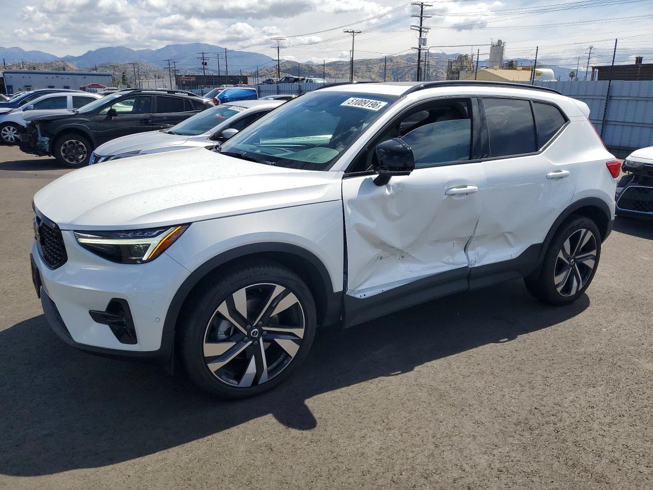 2024 VOLVO XC40 Plus Dark