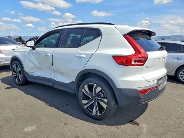 2024 VOLVO XC40 Plus Dark