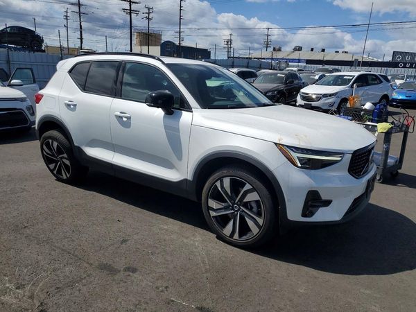 2024 VOLVO XC40 Plus Dark