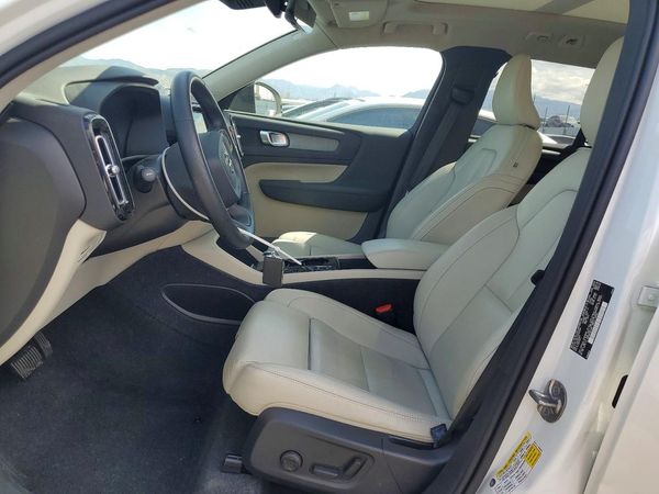 2024 VOLVO XC40 Plus Dark