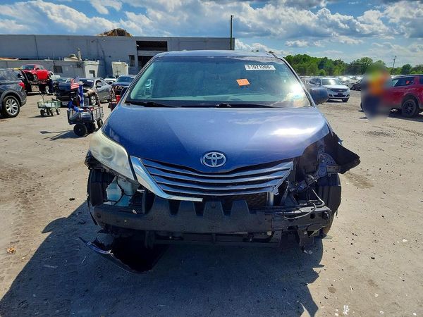 2015 TOYOTA SIENNA