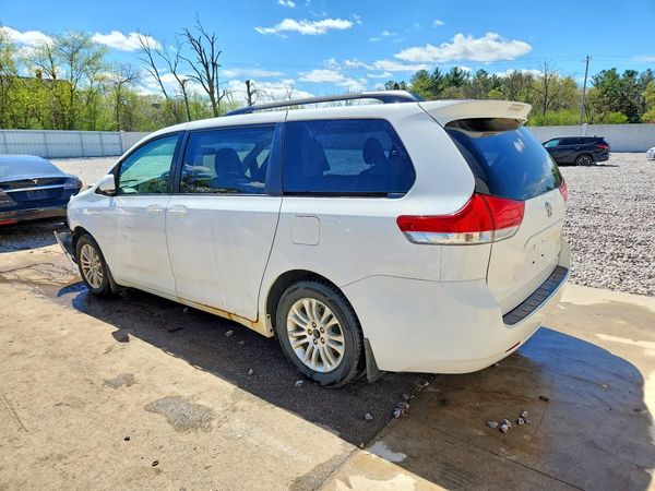 2013 TOYOTA SIENNA