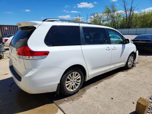 2013 TOYOTA SIENNA