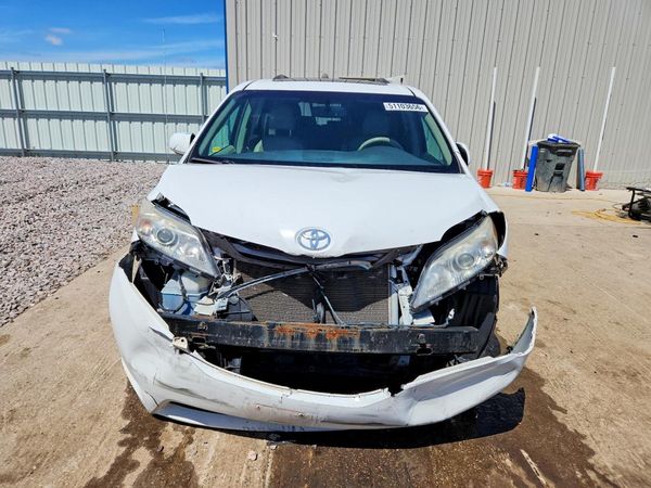 2013 TOYOTA SIENNA