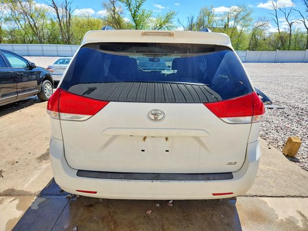 2013 TOYOTA SIENNA