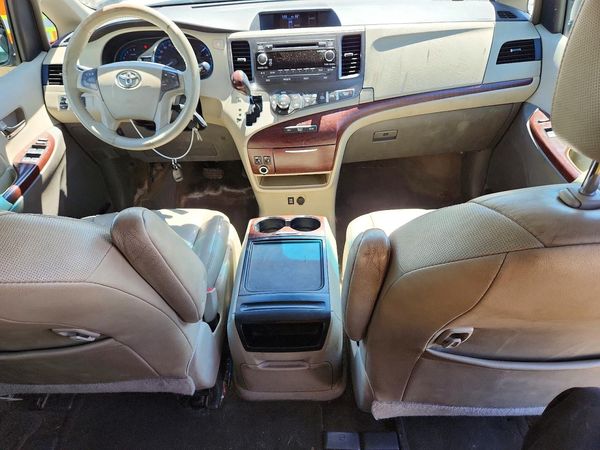 2013 TOYOTA SIENNA