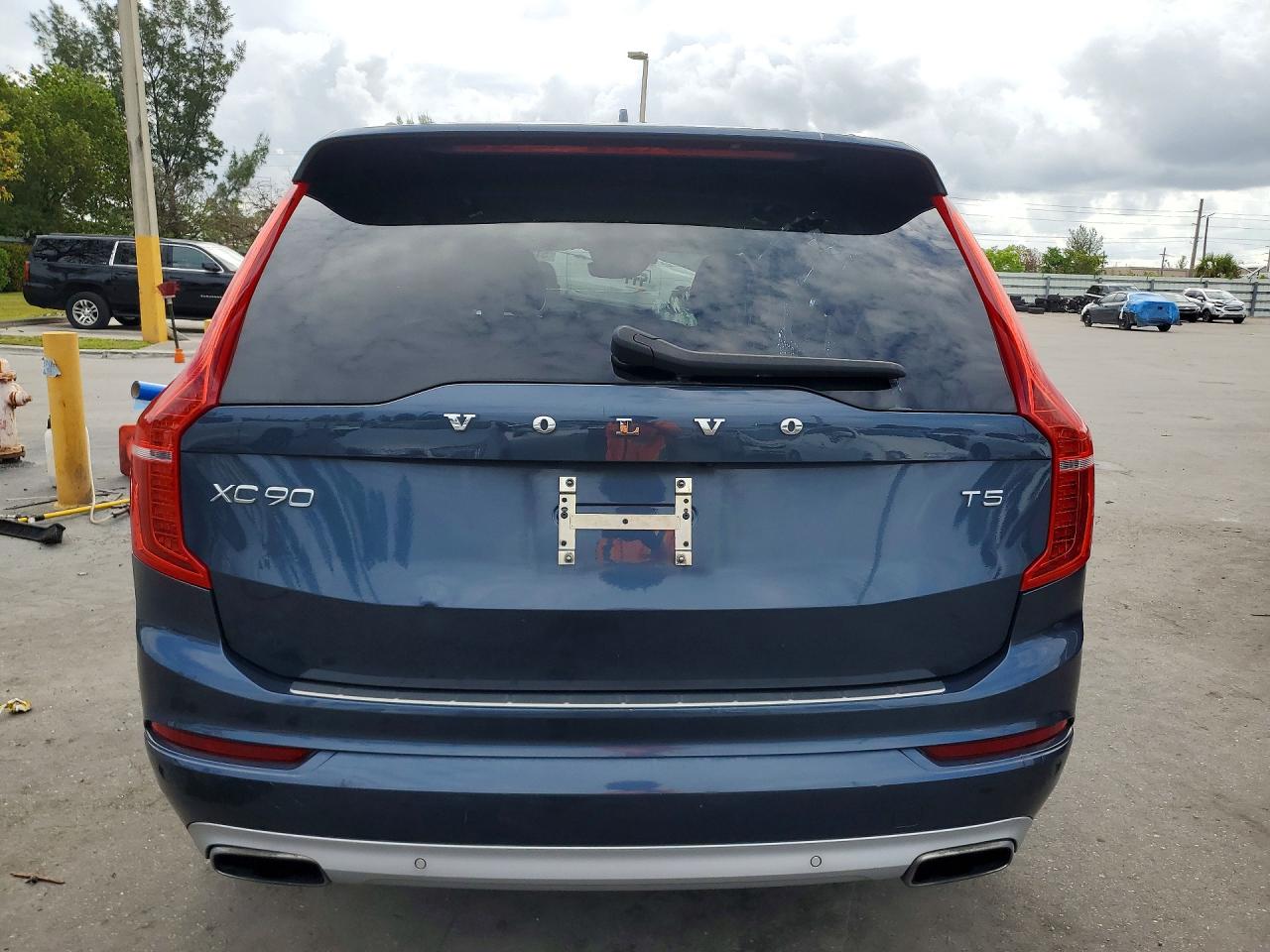 2021 VOLVO XC90 Momentum