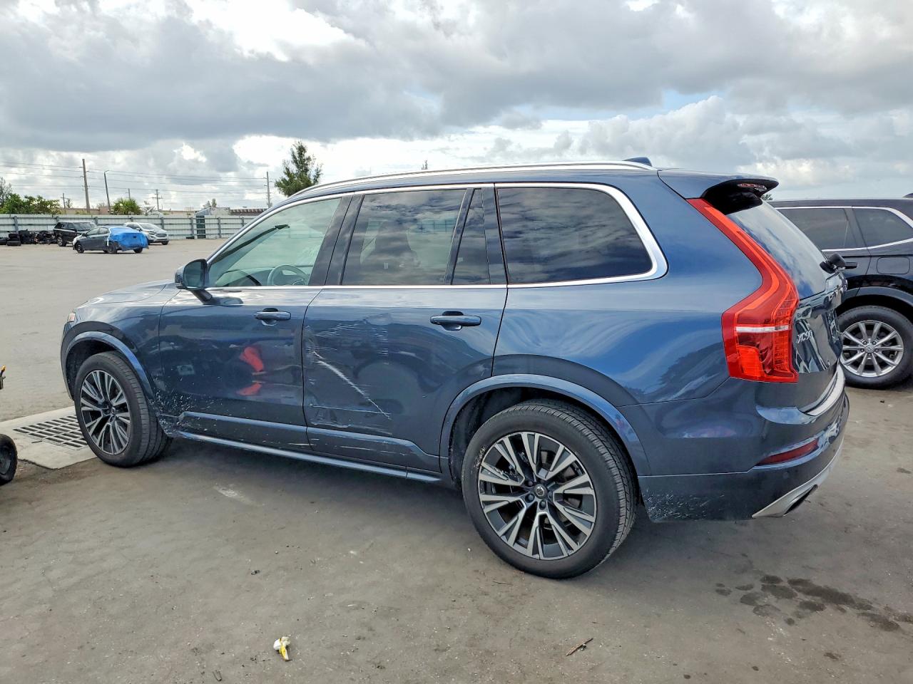 2021 VOLVO XC90 Momentum