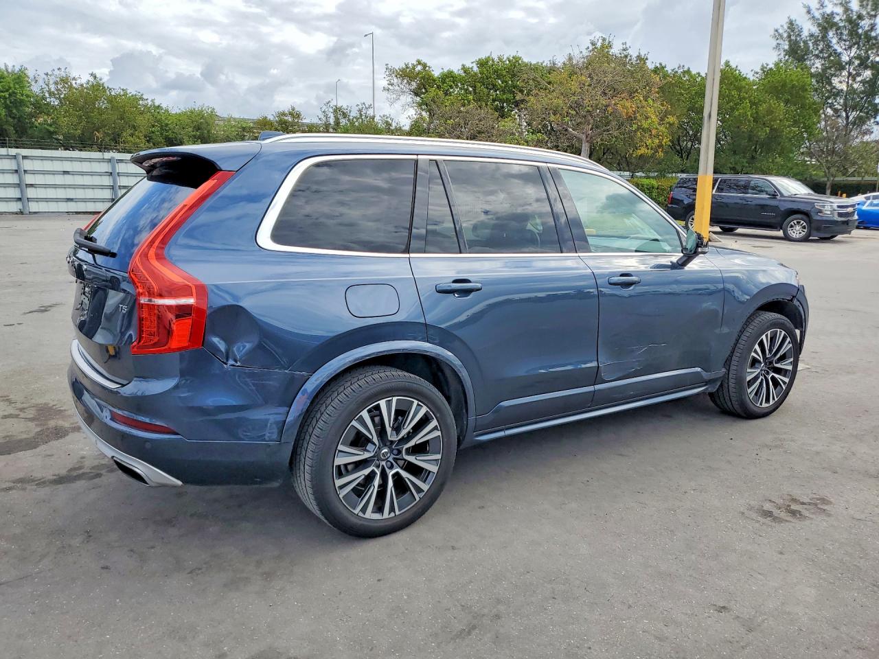 2021 VOLVO XC90 Momentum