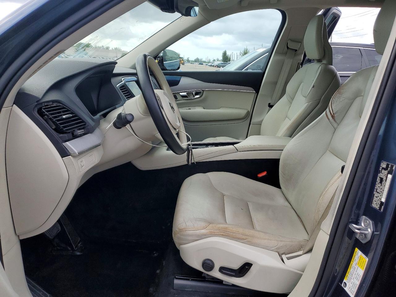 2021 VOLVO XC90 Momentum