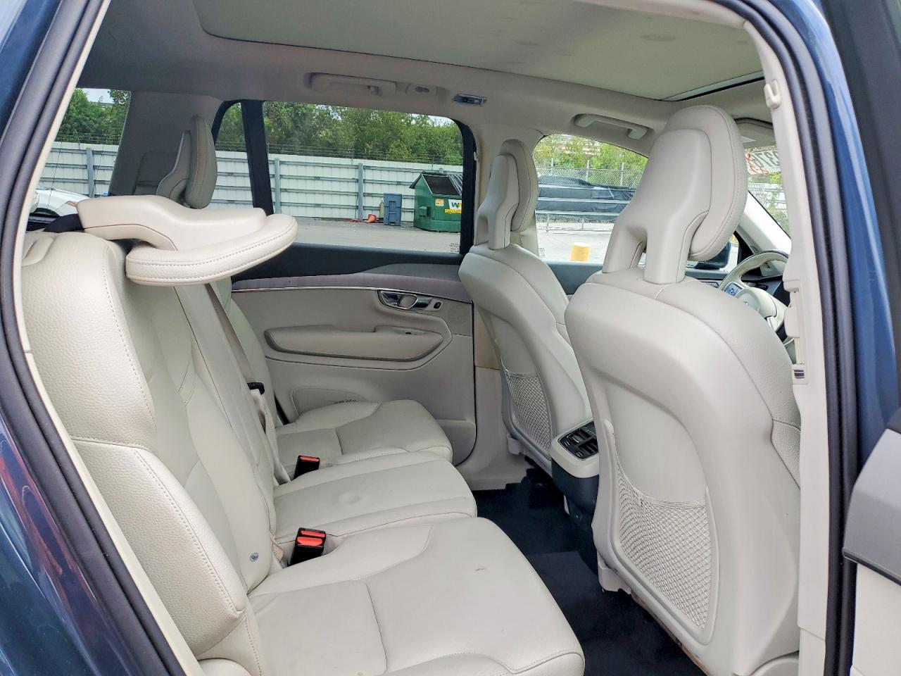 2021 VOLVO XC90 Momentum