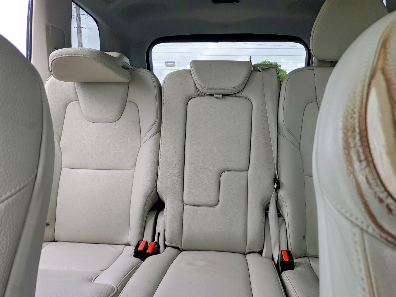 2021 VOLVO XC90 Momentum
