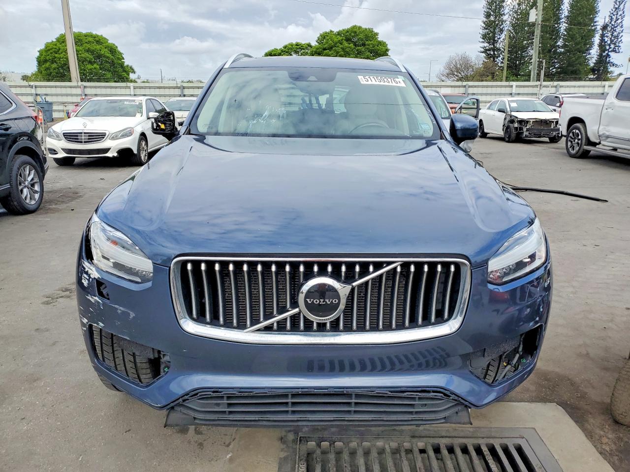 2021 VOLVO XC90 Momentum