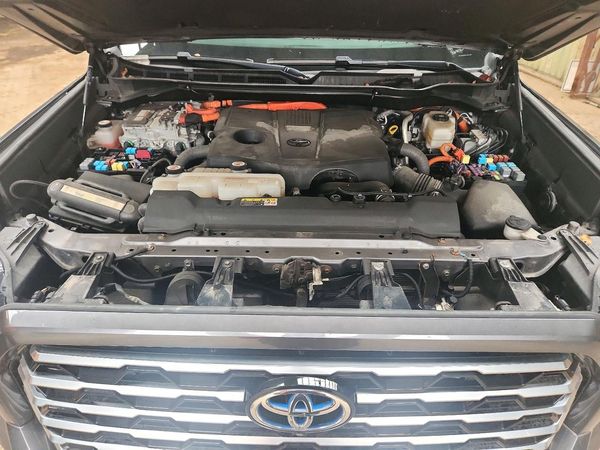 2022 TOYOTA TUNDRA Capstone — Engine bay