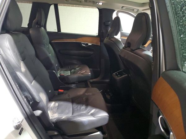 2022 VOLVO XC90