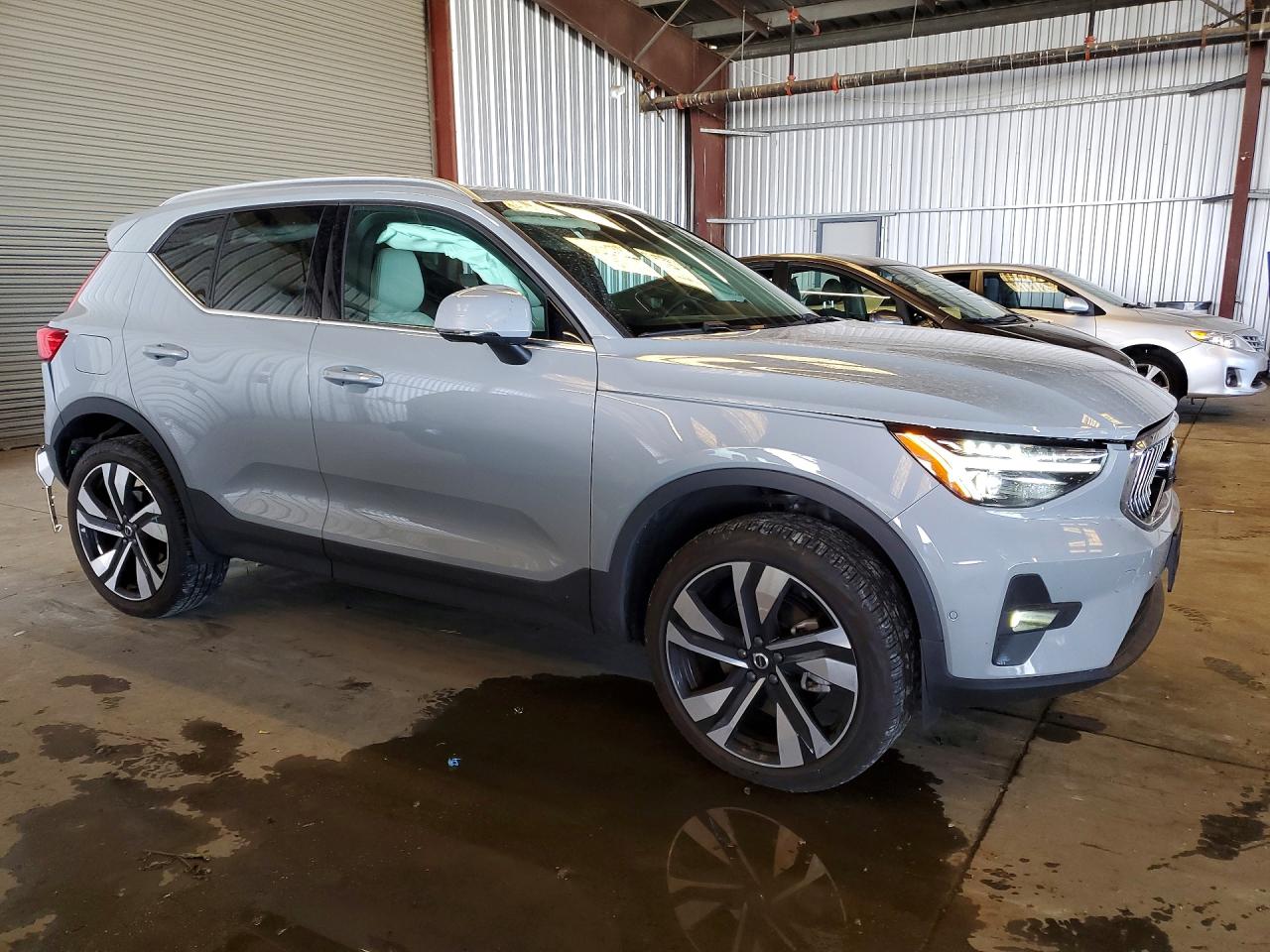 2025 VOLVO XC40 Plus Bright