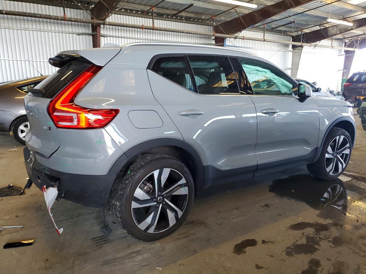 2025 VOLVO XC40 Plus Bright