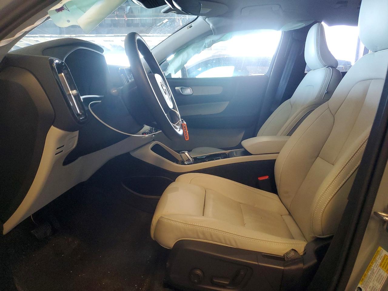 2025 VOLVO XC40 Plus Bright
