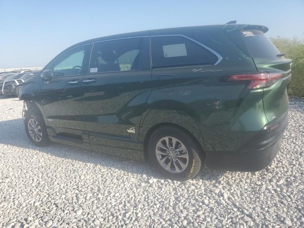 2021 TOYOTA SIENNA XLE