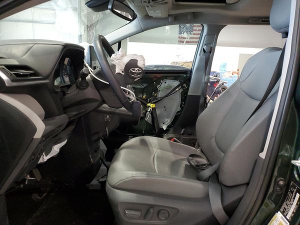2021 TOYOTA SIENNA XLE