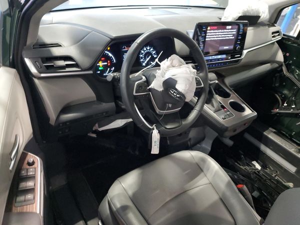 2021 TOYOTA SIENNA XLE