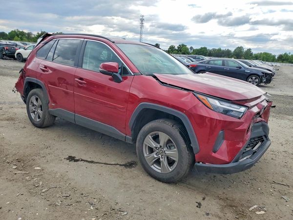 2024 TOYOTA RAV4 XLE — Passenger 3/4
