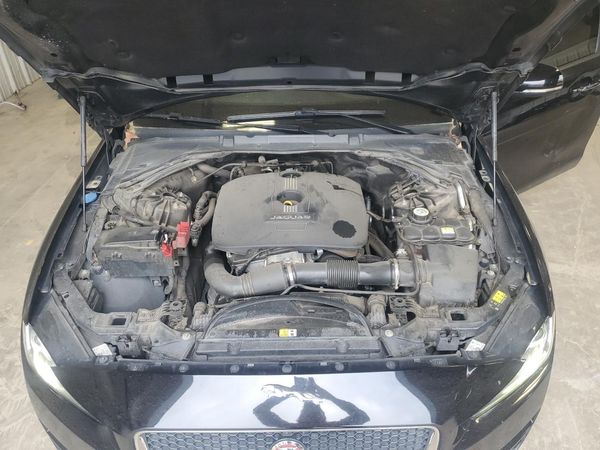 2017 JAGUAR XE Premium — Engine bay