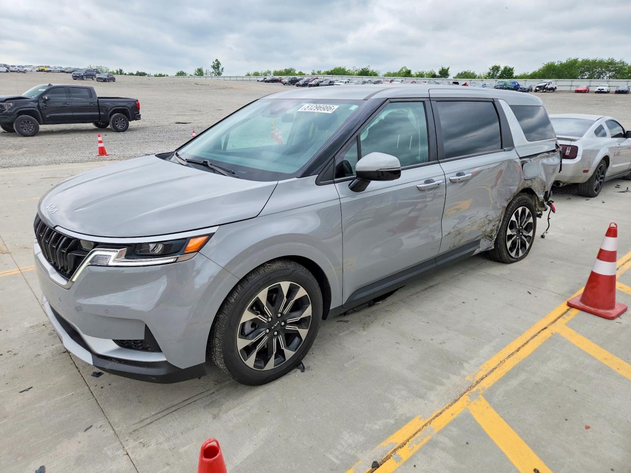 2024 KIA CARNIVAL EX