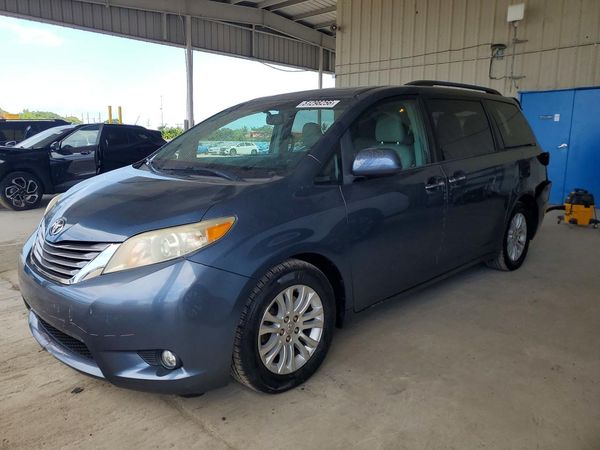 2017 TOYOTA SIENNA