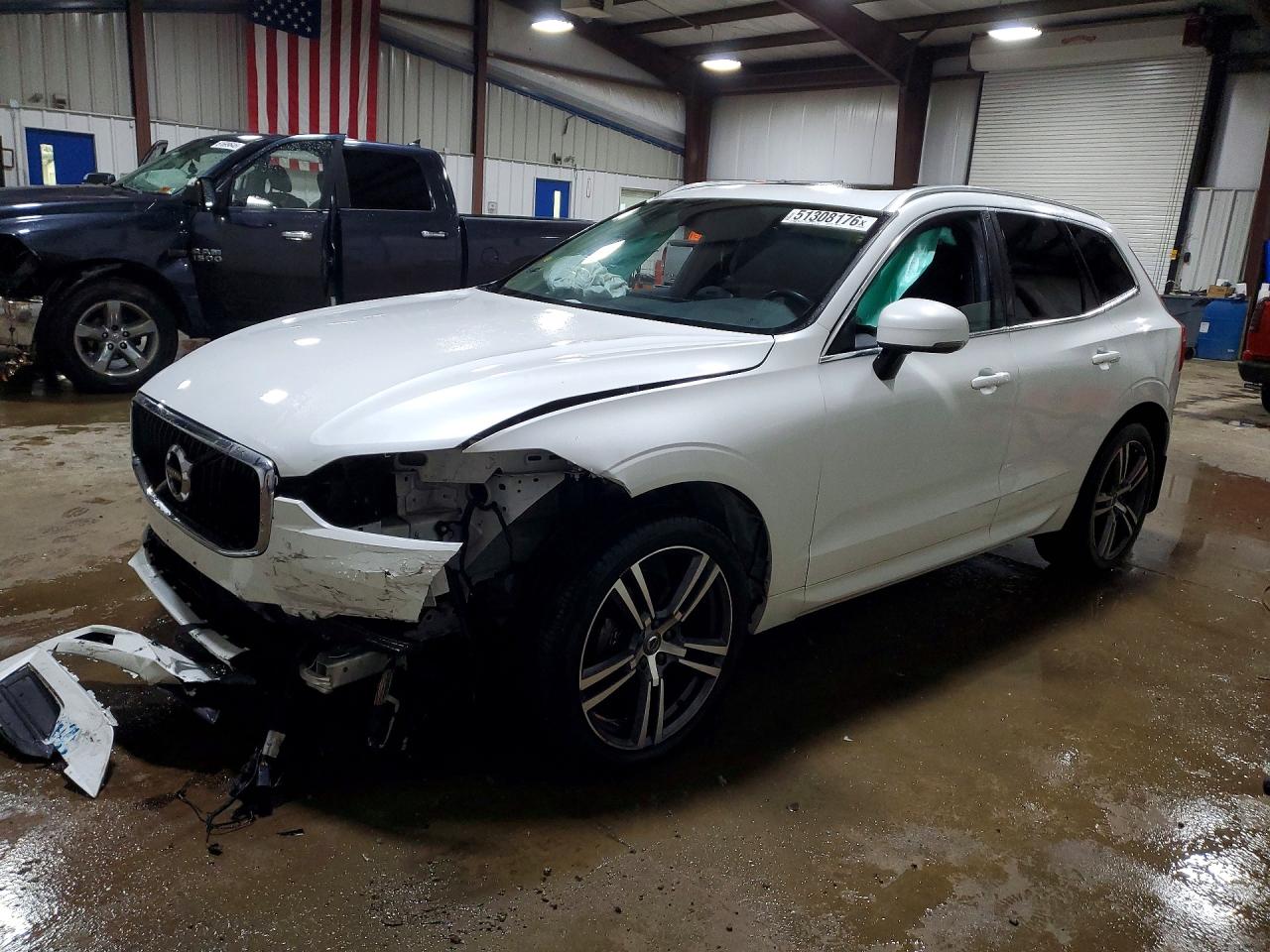 2018 VOLVO XC60 Momentum — Front 3/4