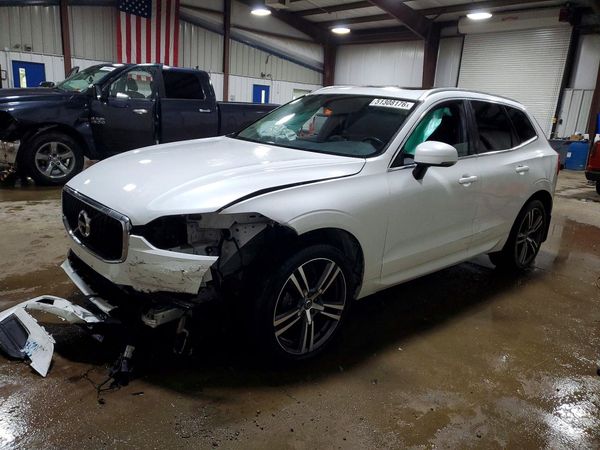 2018 VOLVO XC60 Momentum — Front 3/4